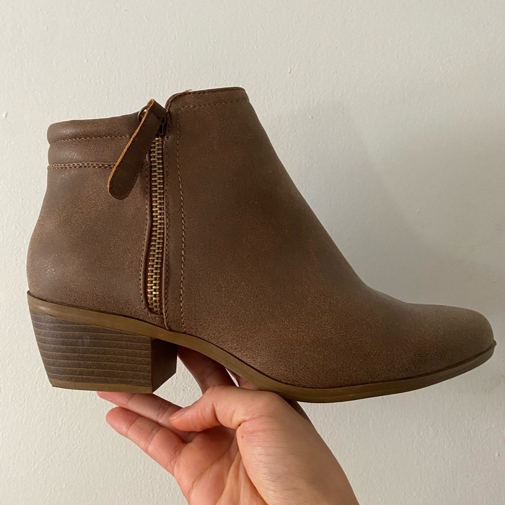 Booties shoes. Those shoes size is 8 1/2